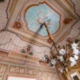 ...e una figura femminile su un cielo celeste. Dalla volata scende un raffinato candelabro in bronzo �vieux Paris�